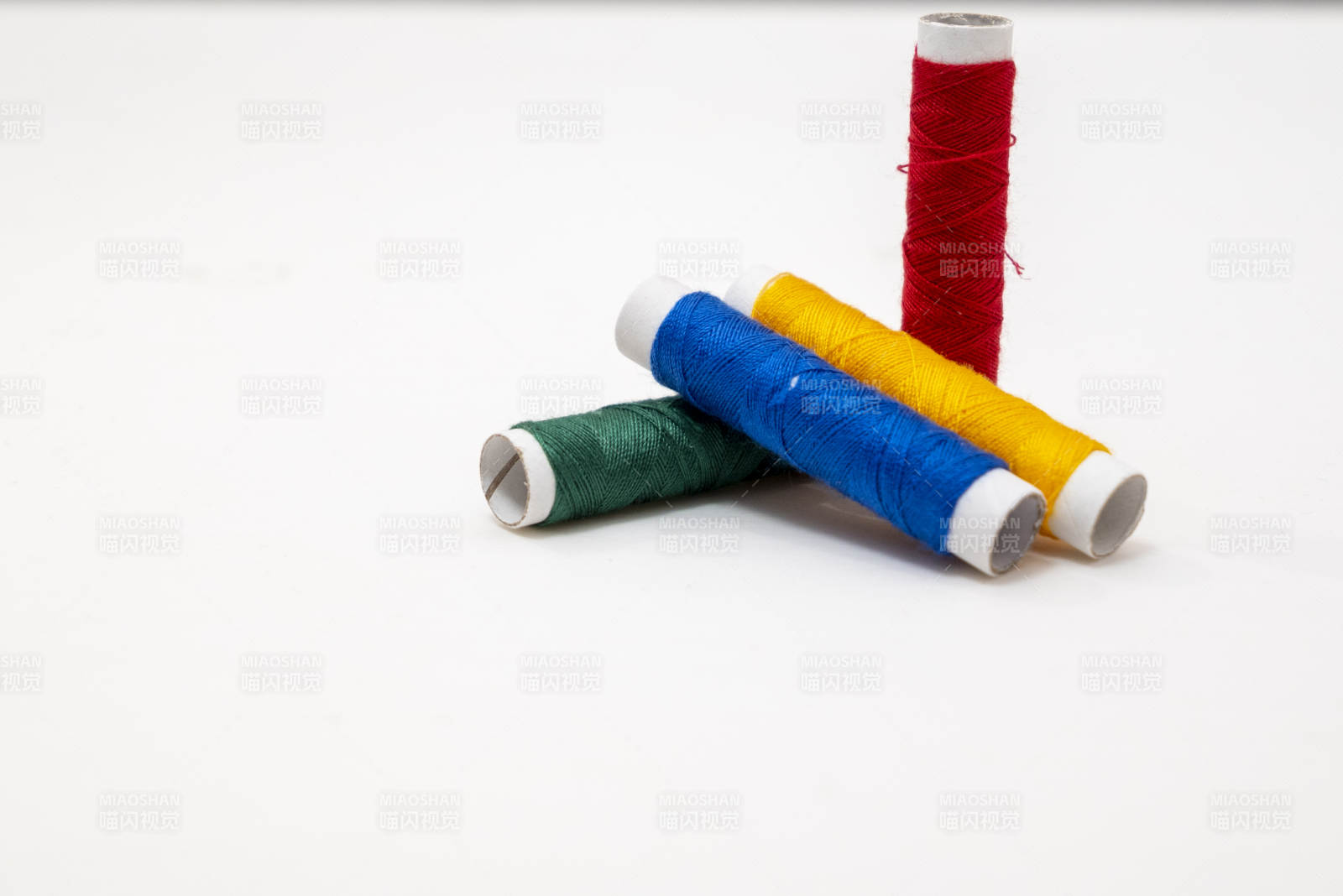 彩色线轴静物图片