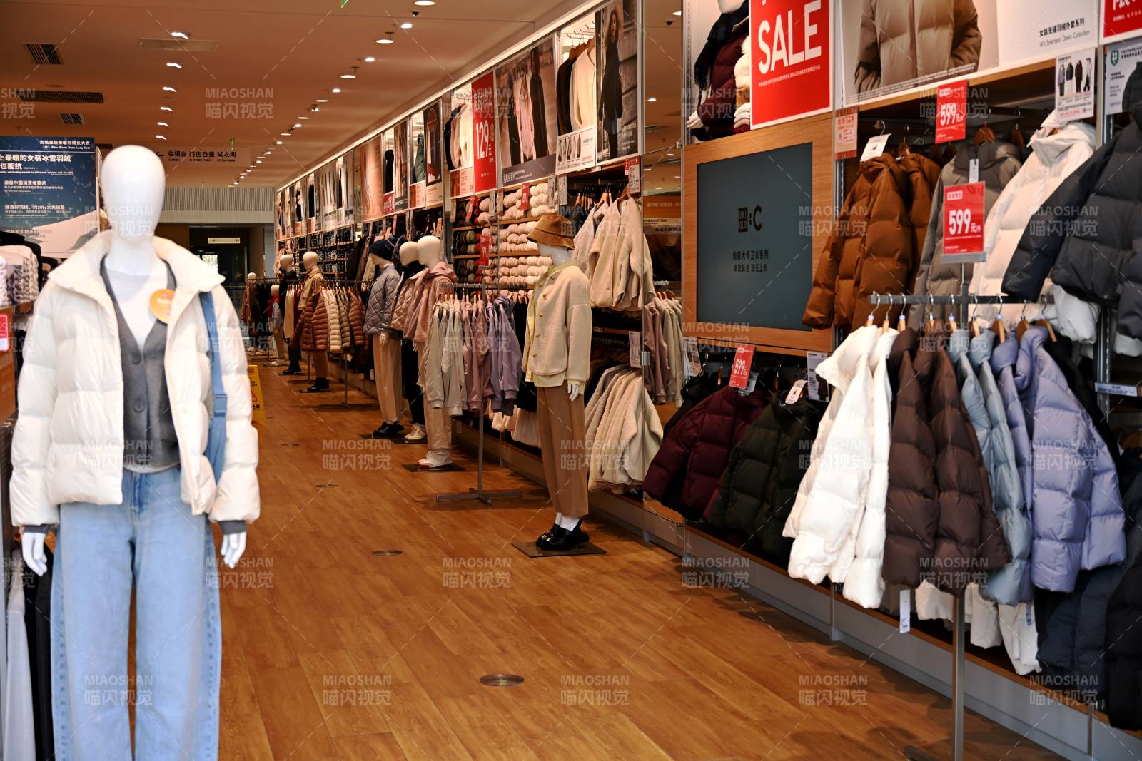 时尚服饰店促销现场图片