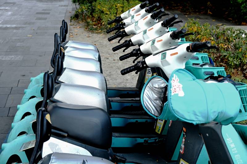 整齐排列的共享电动车图片