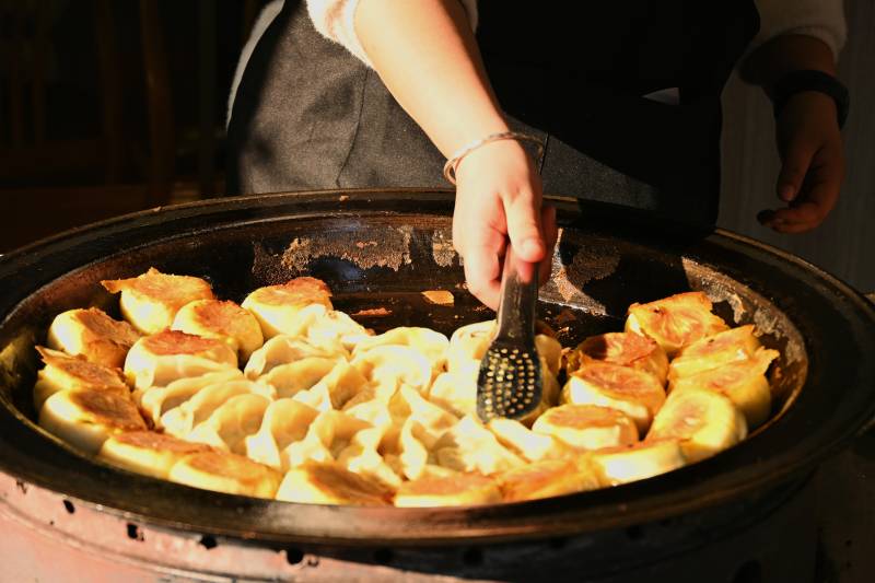 小吃一条街里的生煎牛肉饺子图片