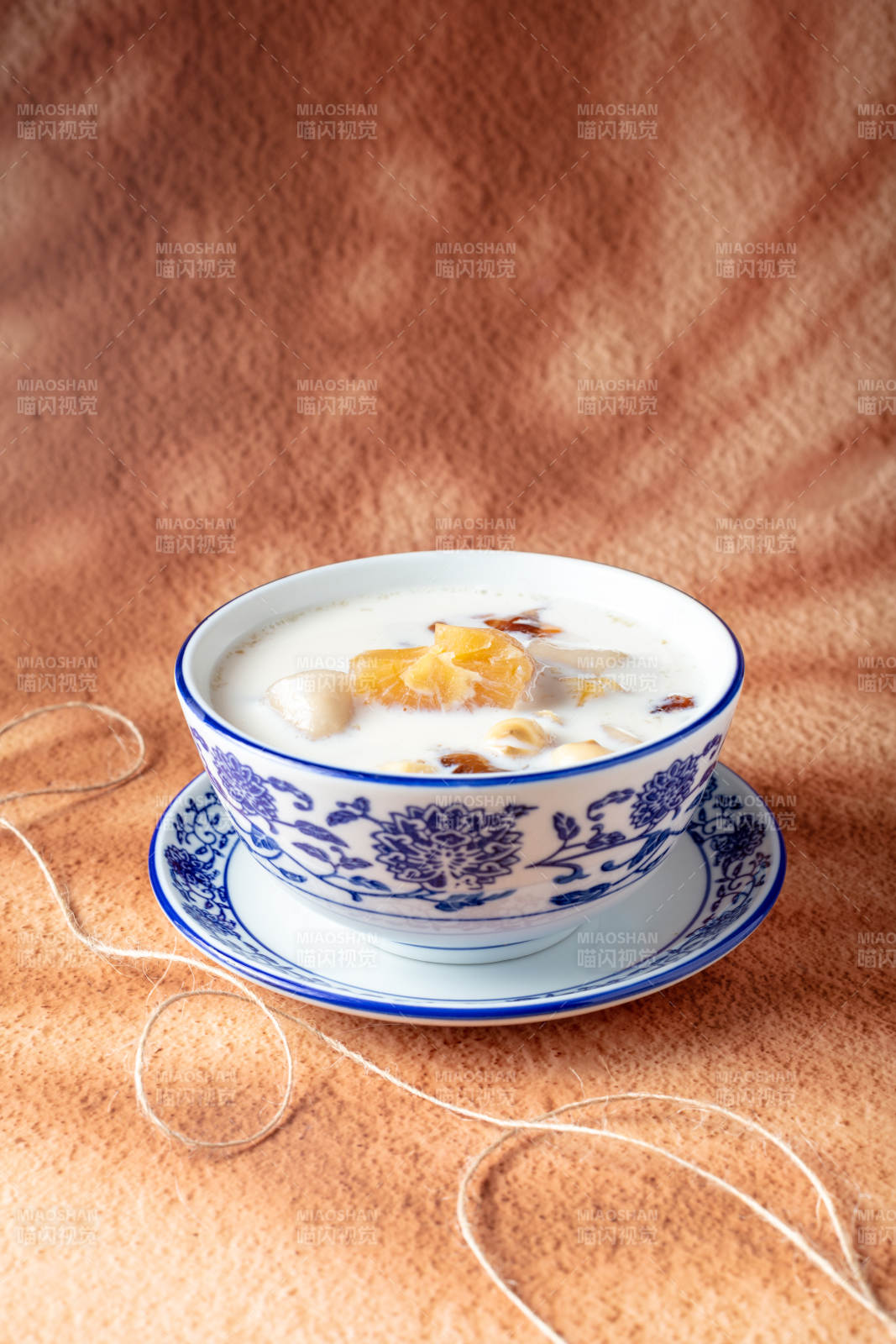 木薯桃胶莲子芋圆炖奶图片