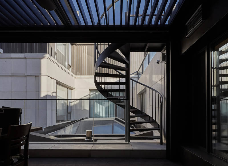 螺旋楼梯光影交错图片