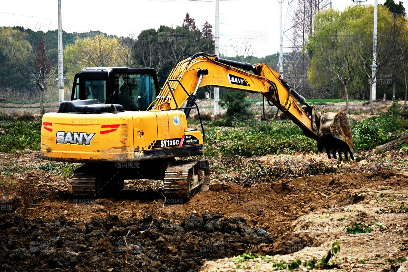 三一挖掘机作业现场图片