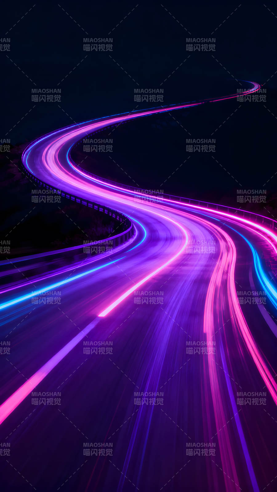 霓虹灯光下的蜿蜒公路图片