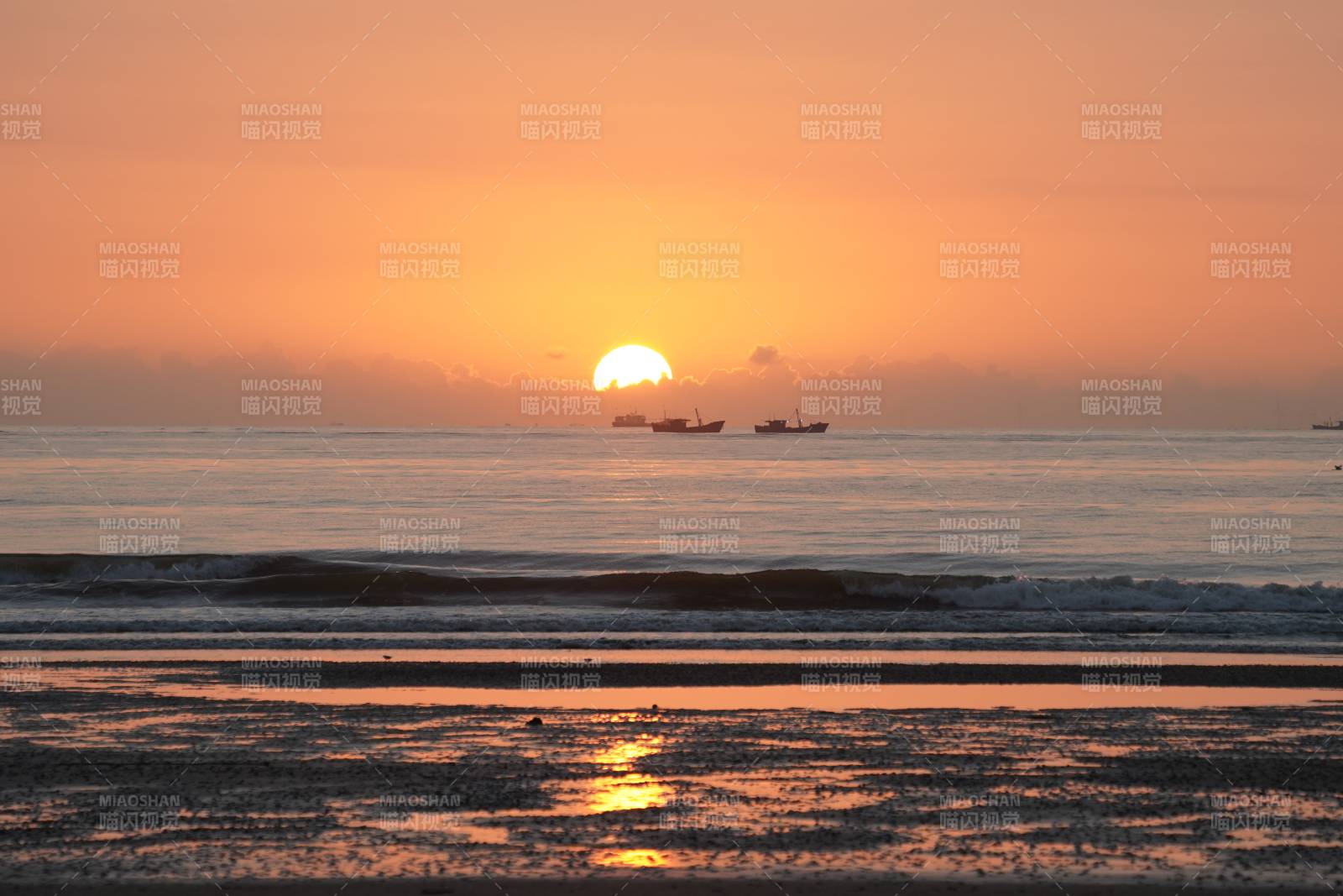 夕阳海景 船影归航图片
