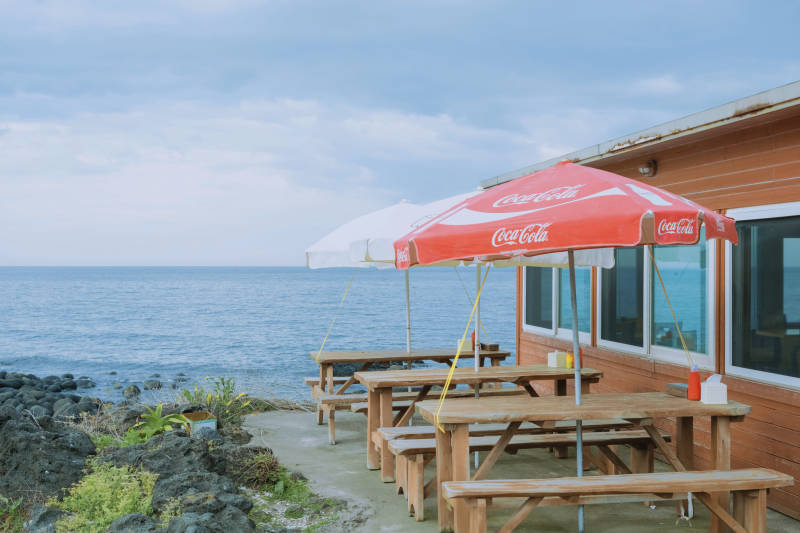 海边咖啡馆静谧一角图片