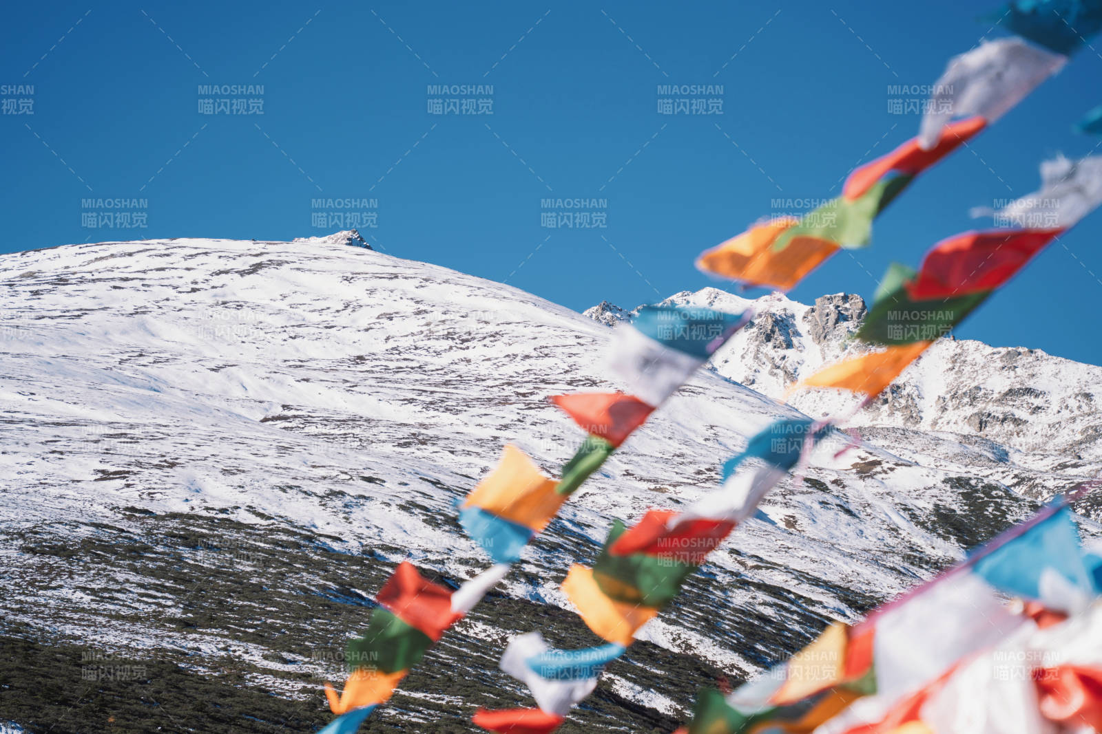 雪山彩旗迎风飘图片