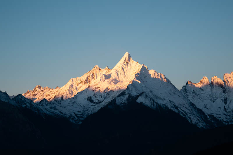 雪山日出美景图片