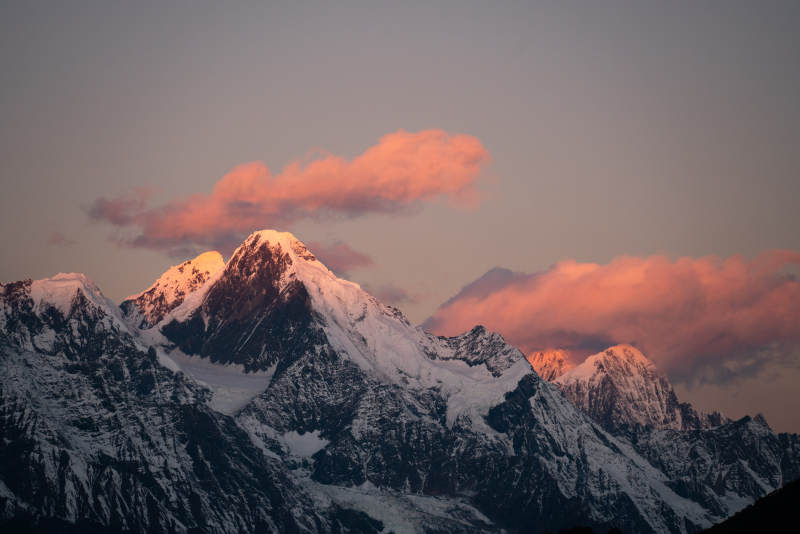 雪山日落云霞图片