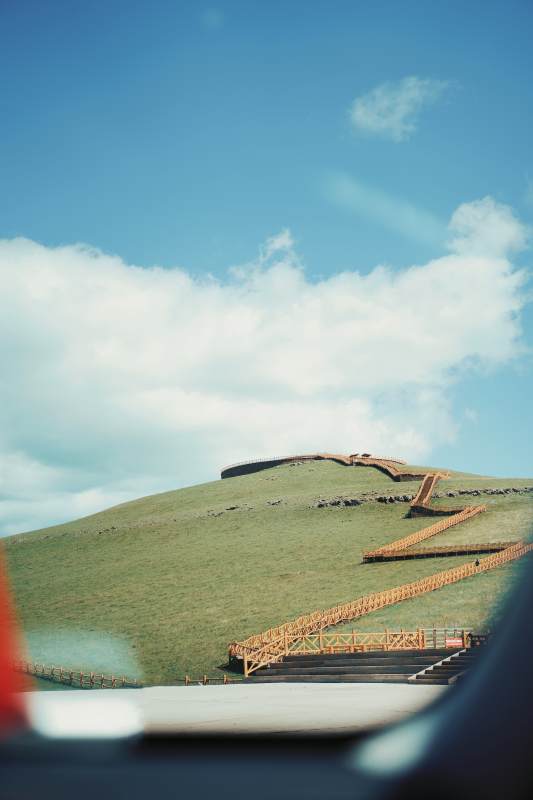 草原阶梯通天际图片