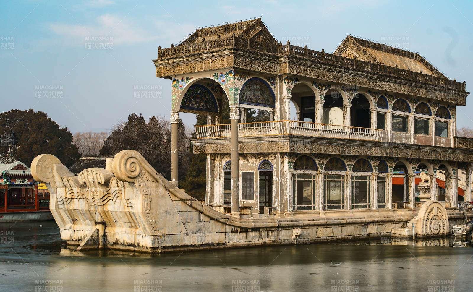 石舫静泊湖面图片