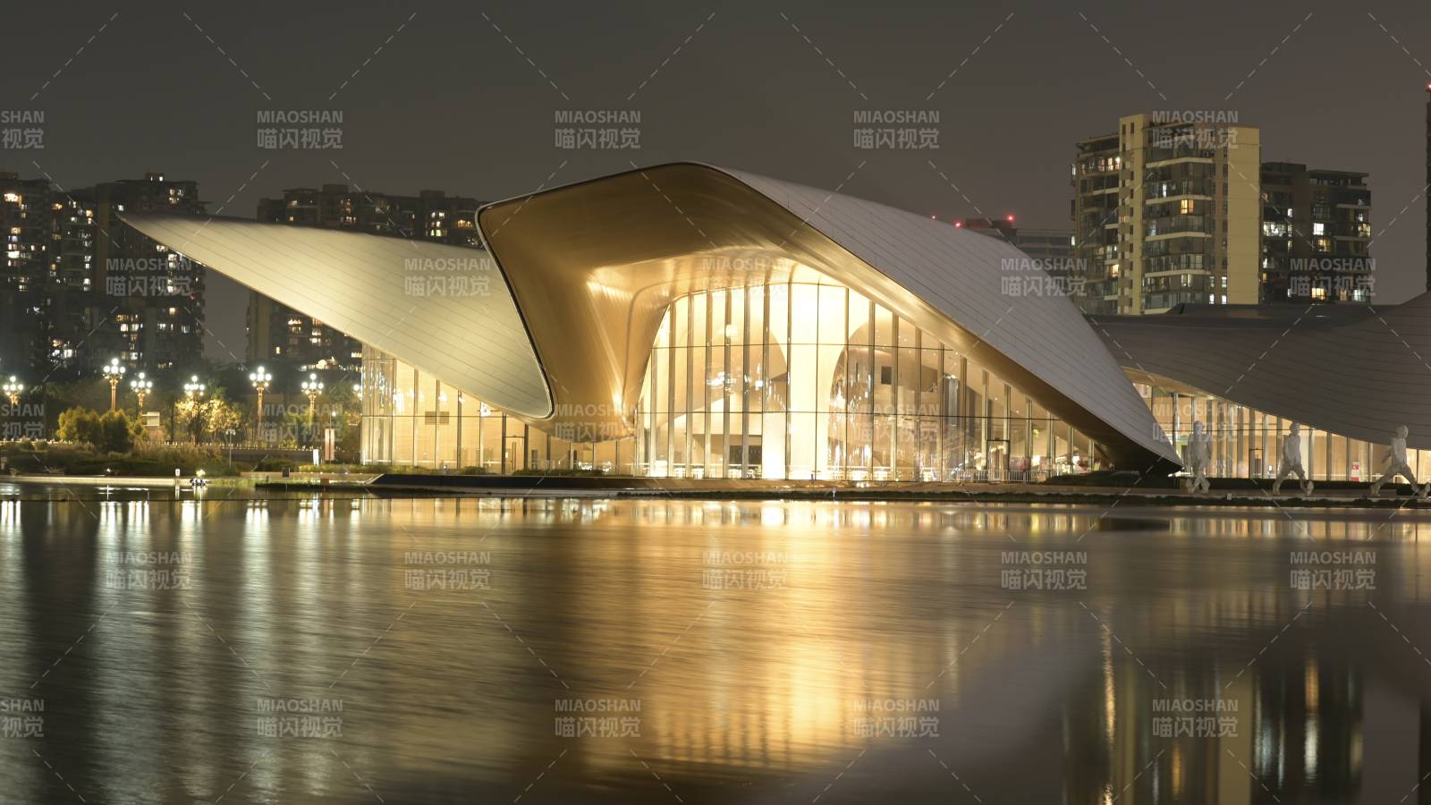 夜幕下的现代建筑图片