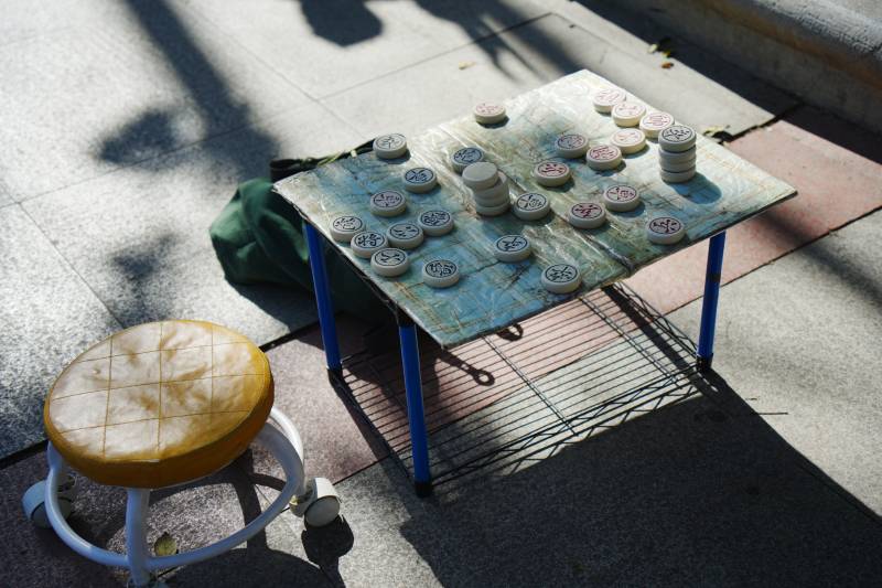 街头象棋对弈图片