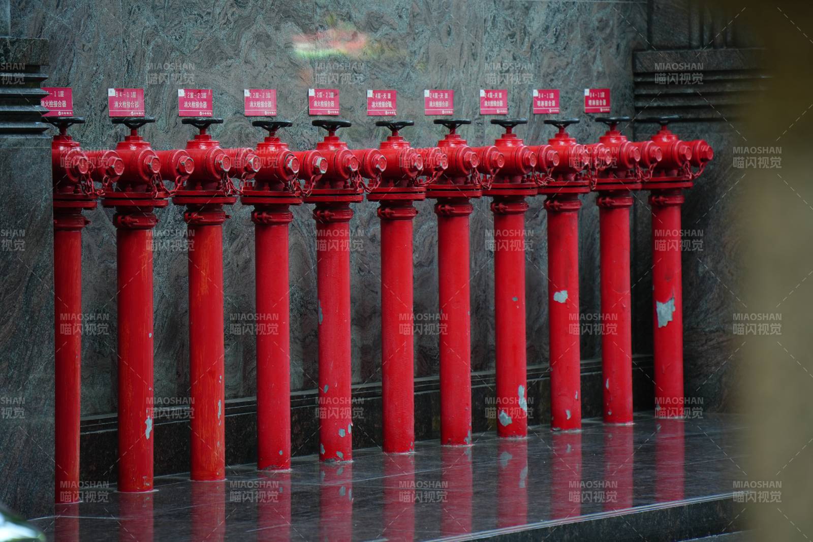 红色消防栓排列整齐图片