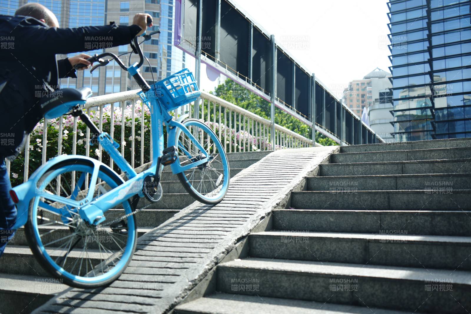骑车登台阶图片
