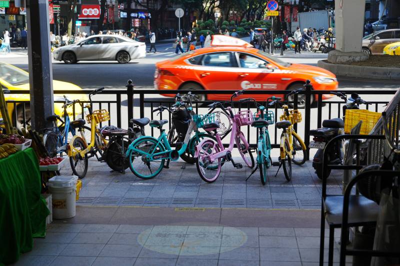 彩色自行车街景图片