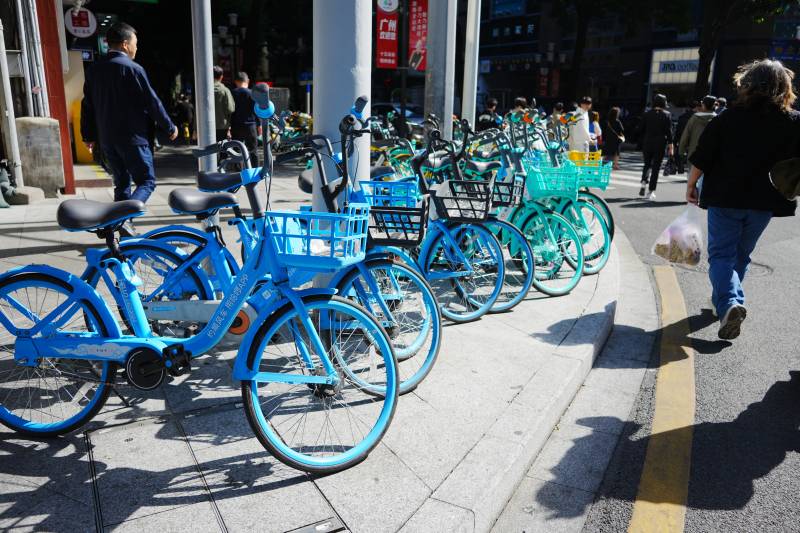 蓝色共享单车整齐排列图片