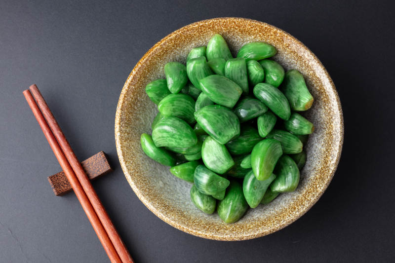 腊八蒜配筷子图片