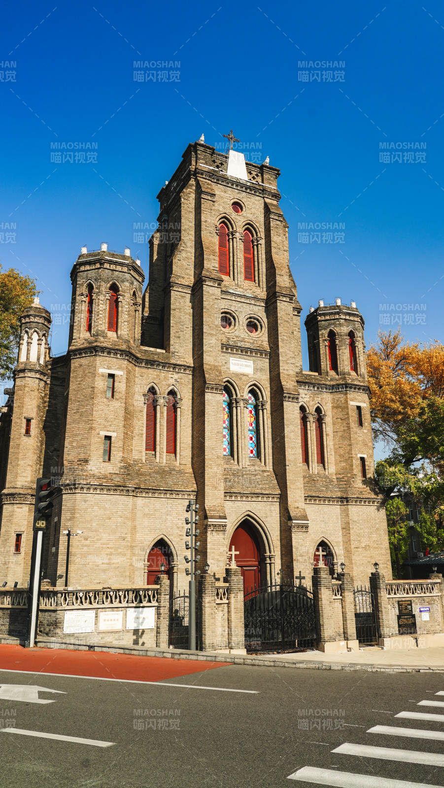 天津狮子桥教堂秋日风光图片