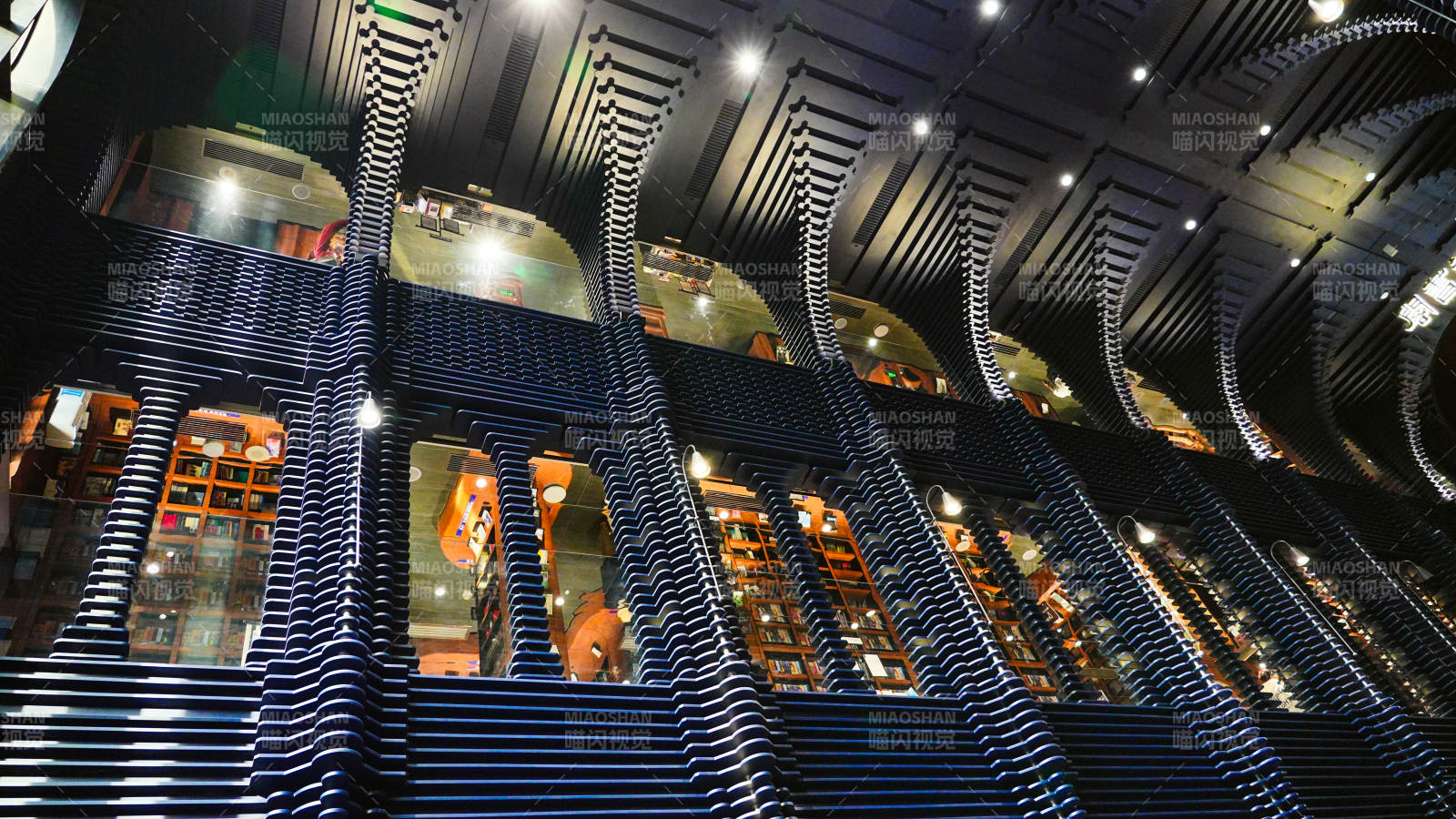 天津现代建筑内部夜景图片