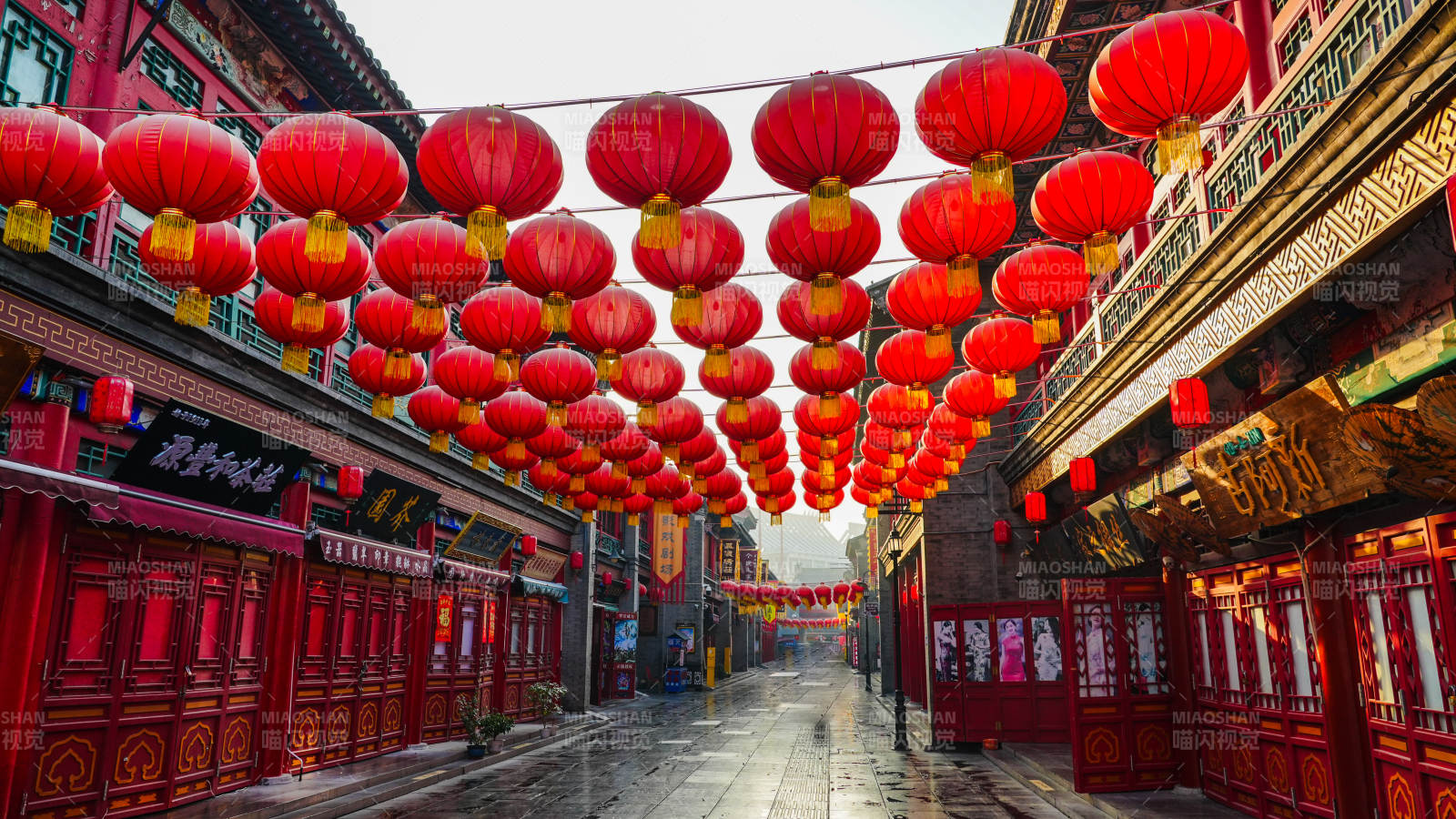 天津文化街红灯笼映古街图片