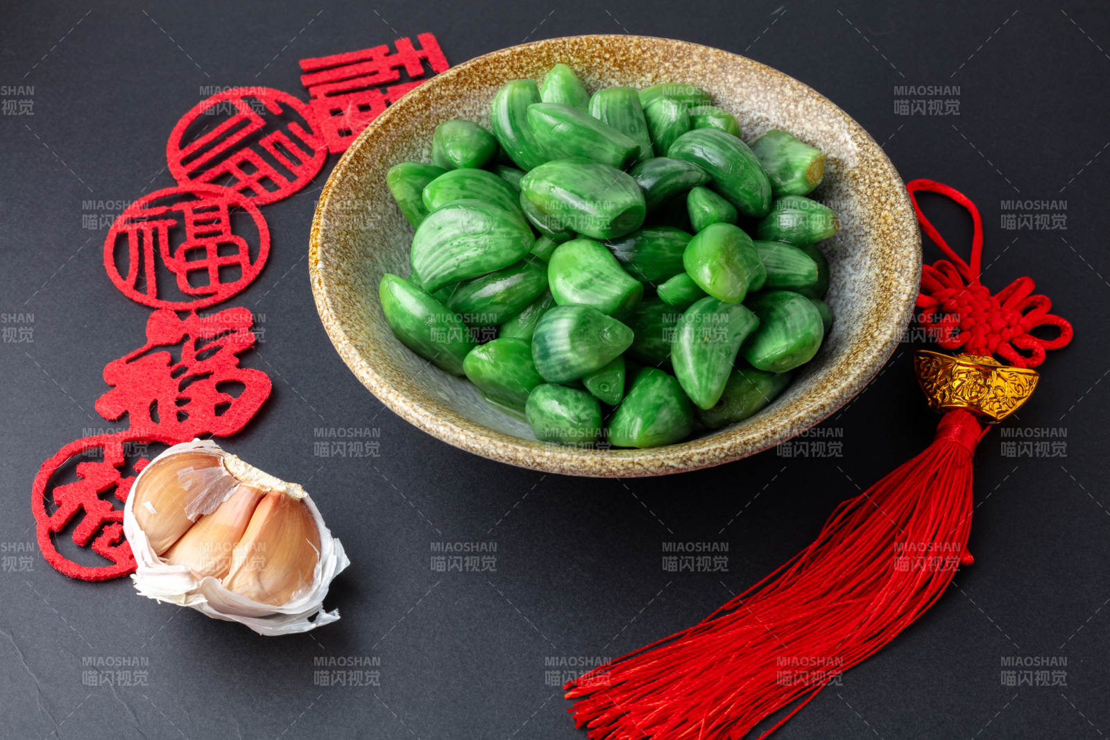 腊八蒜福字红绳图片