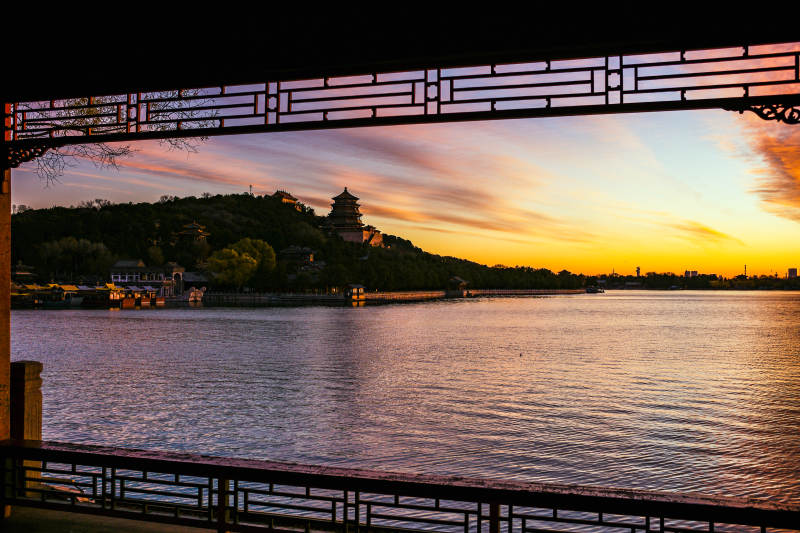 颐和园湖畔夕阳美景图片