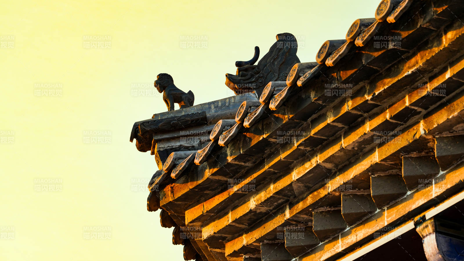 古檐兽首迎晨光图片