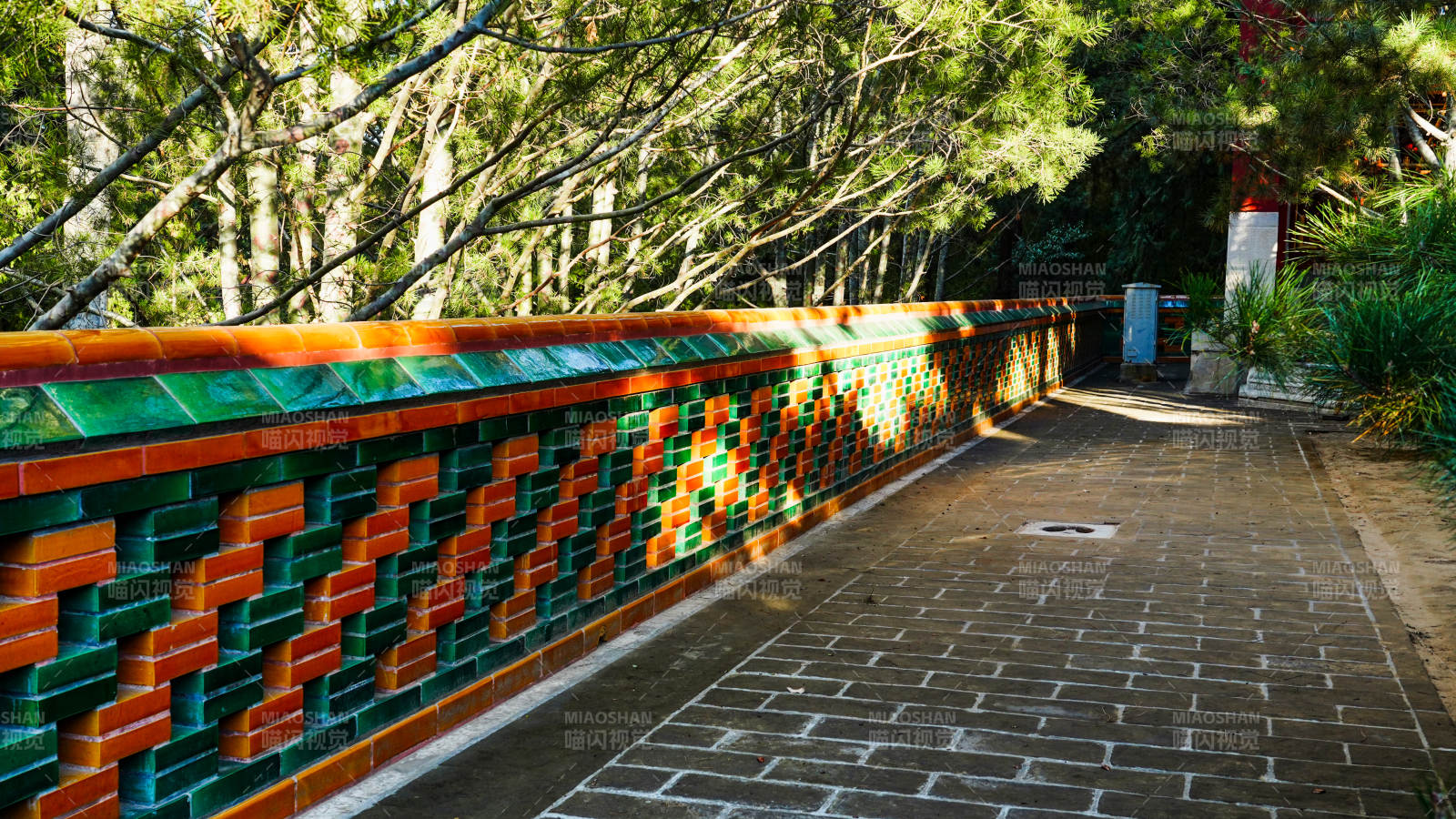 颐和园彩砖长廊绿树成荫图片