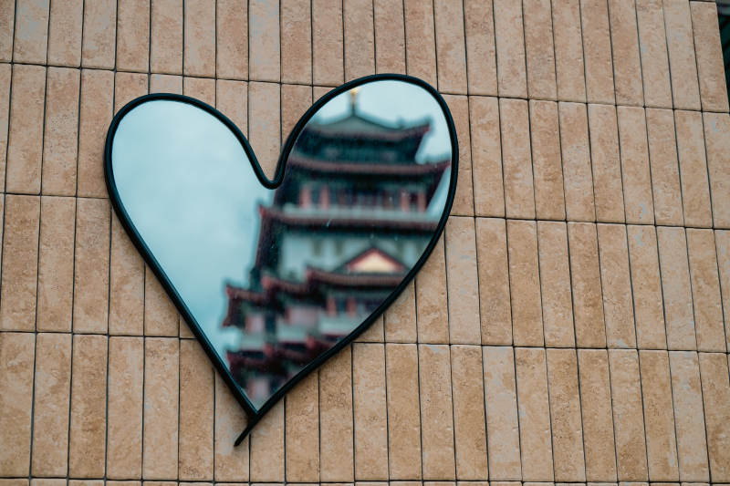 心形镜中的古塔图片