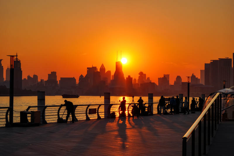 夕阳下的城市剪影图片