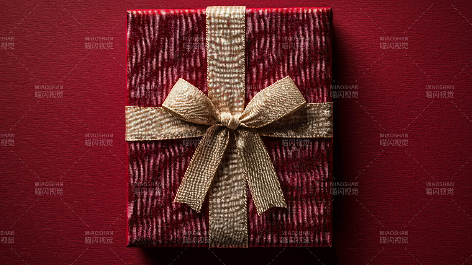 深红色礼盒上的金色丝带图片