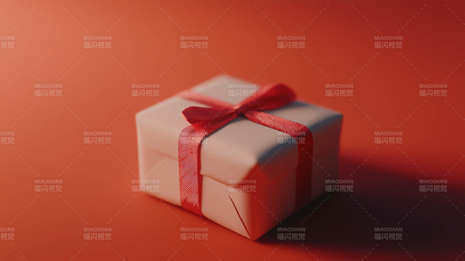 深红色礼盒上的金色丝带图片