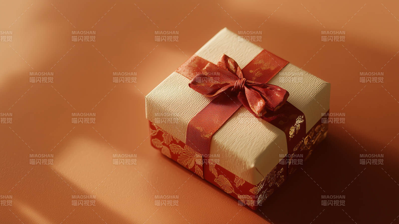 深红色礼盒上的金色丝带图片
