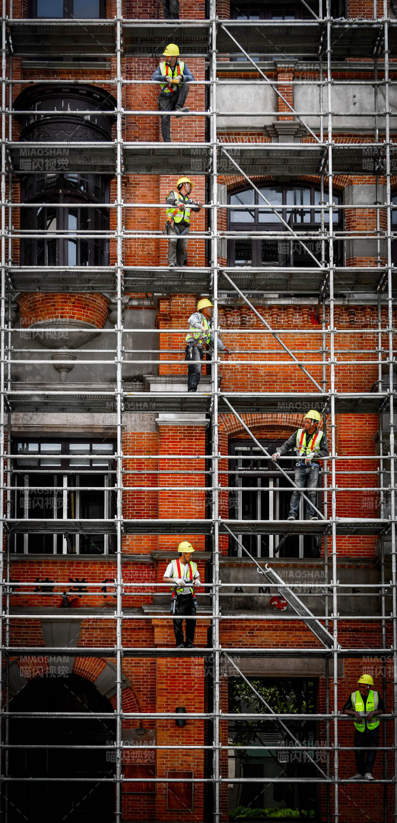 工人在脚手架上作业图片
