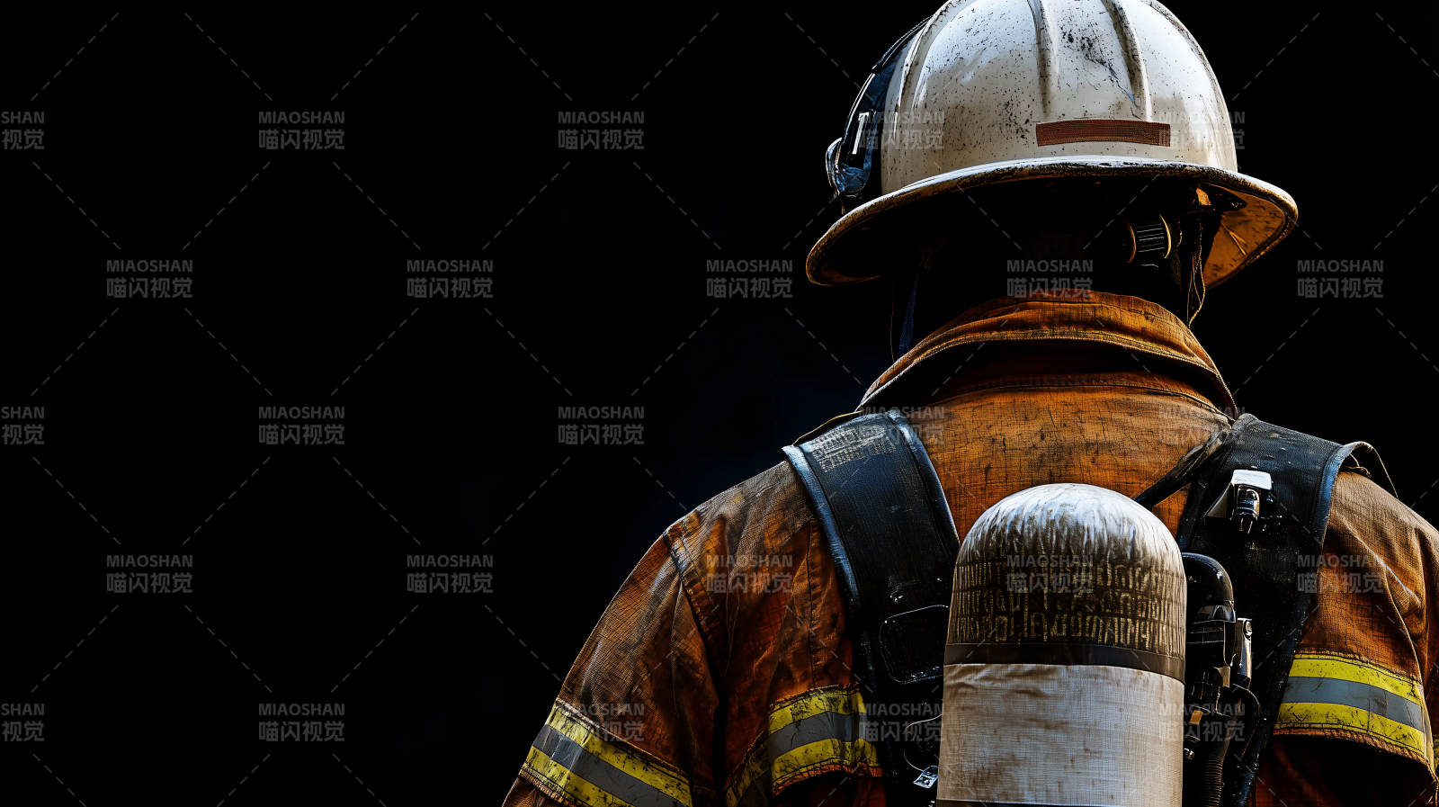 消防员背影图片