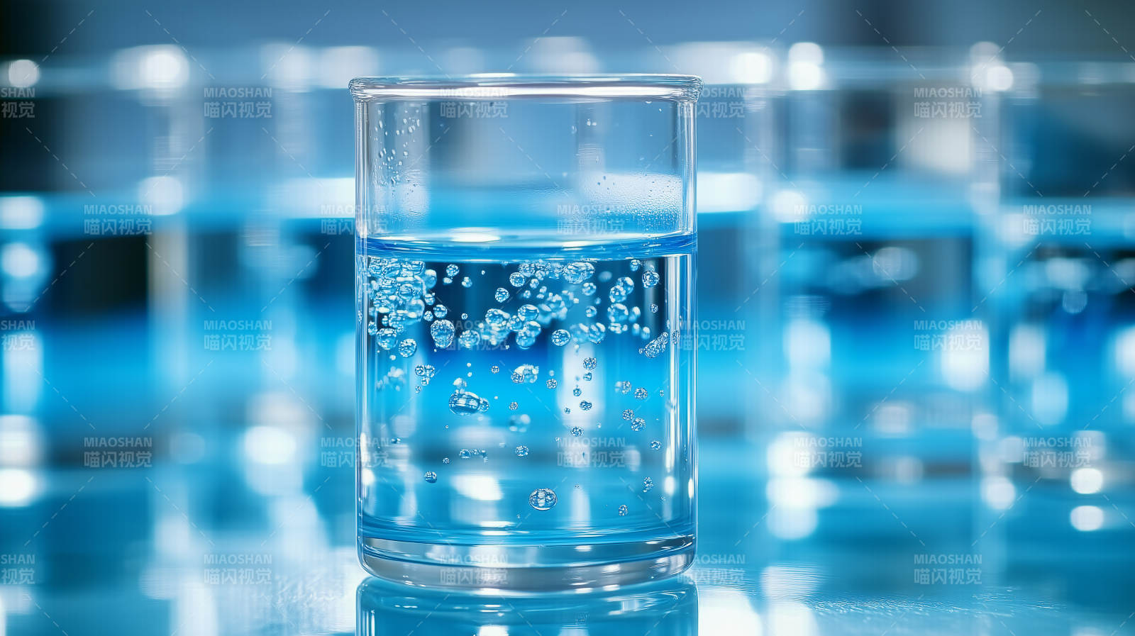 蓝色液体中的气泡图片