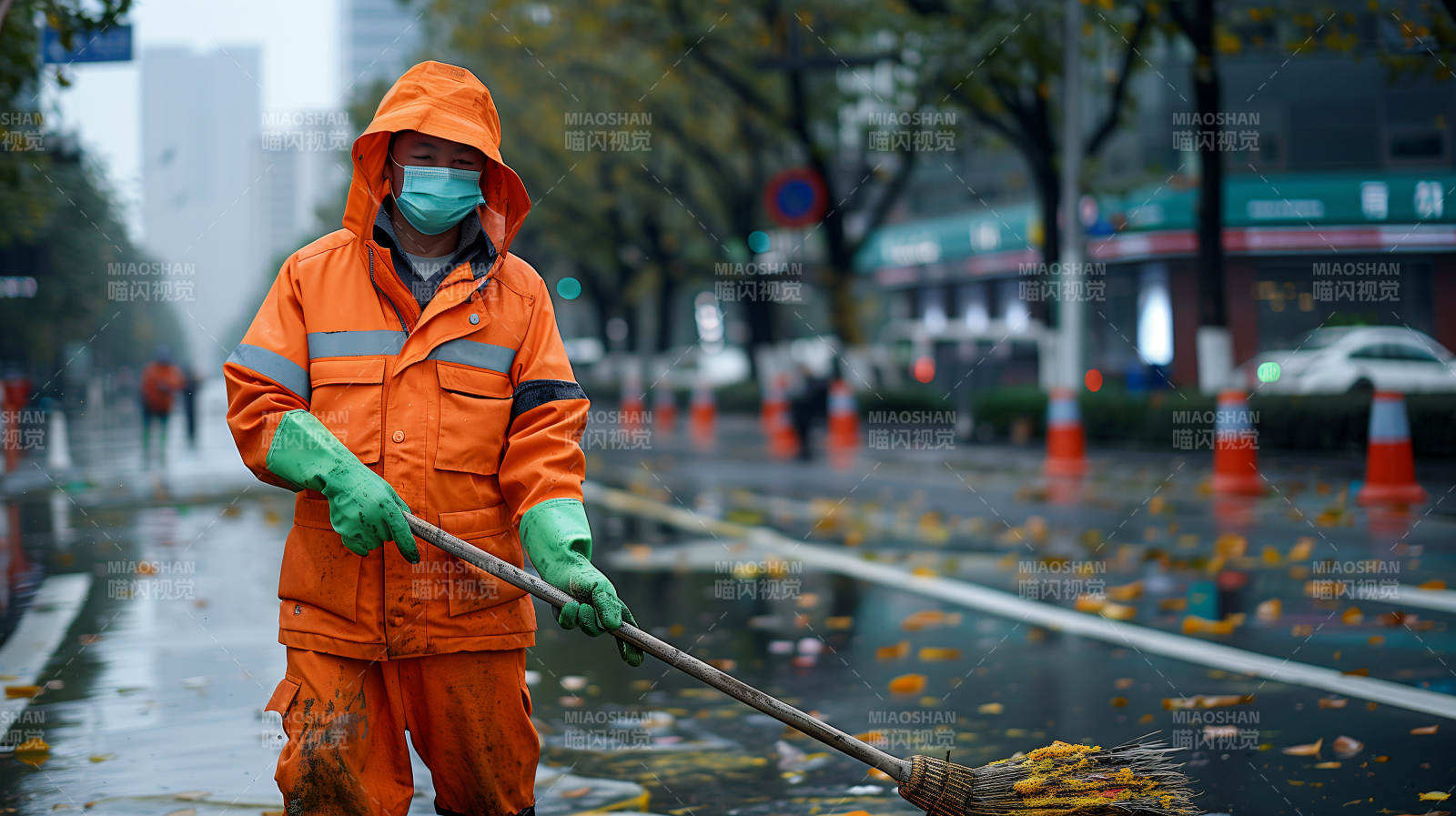 环卫工清扫落叶图片