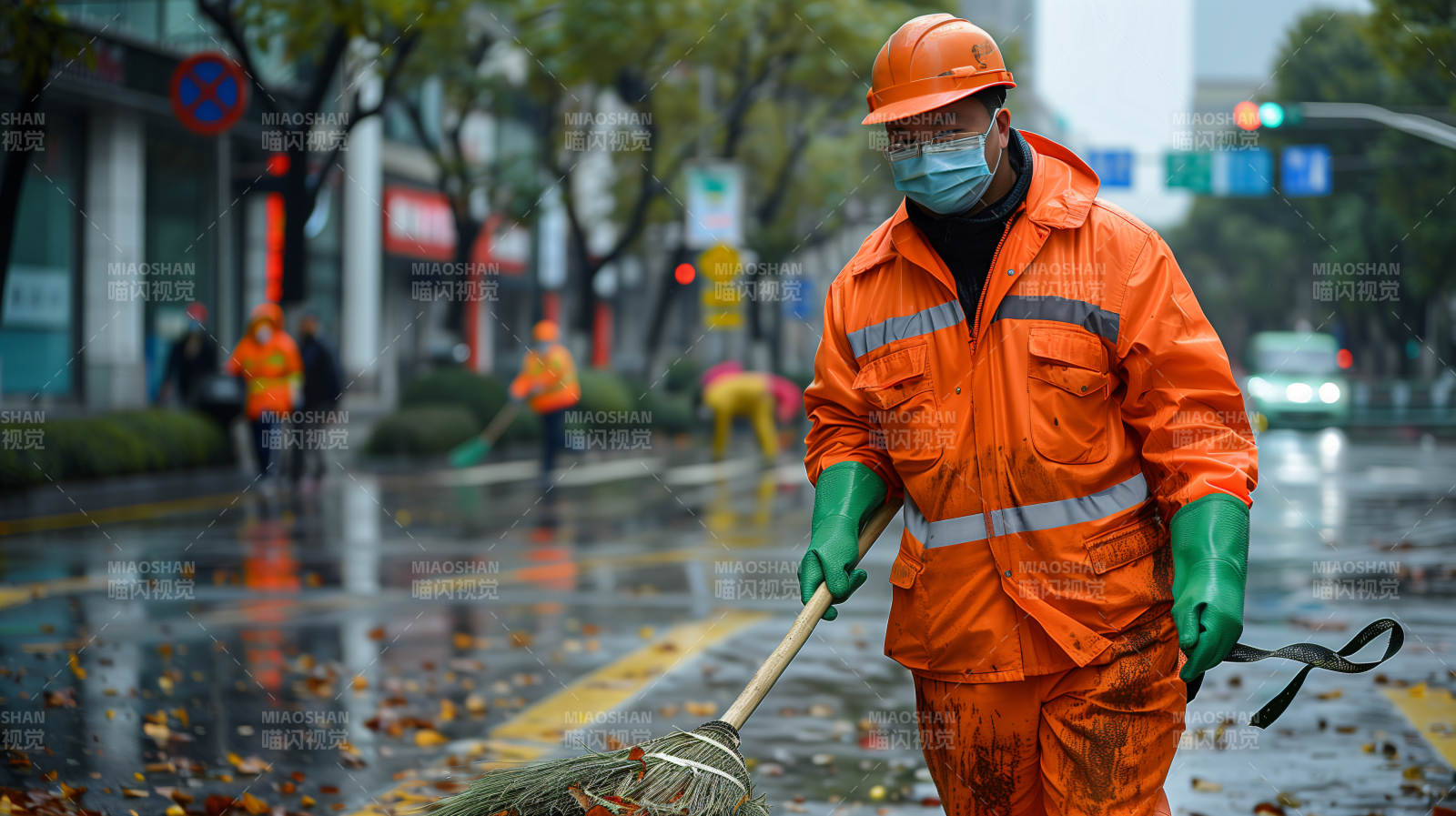 环卫工雨中清扫图片