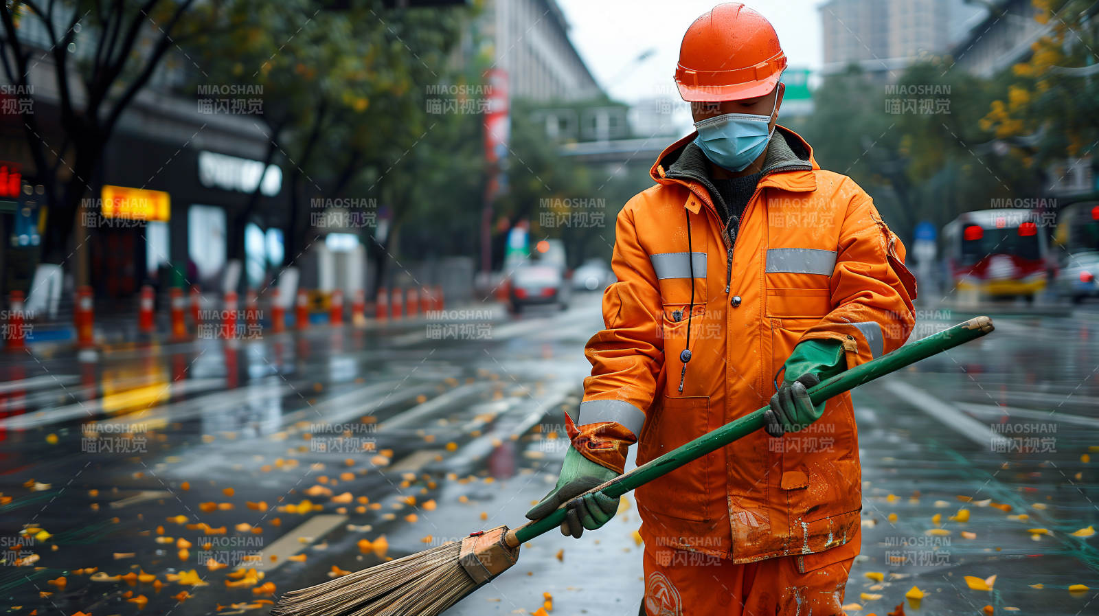 雨中扫街工人图片
