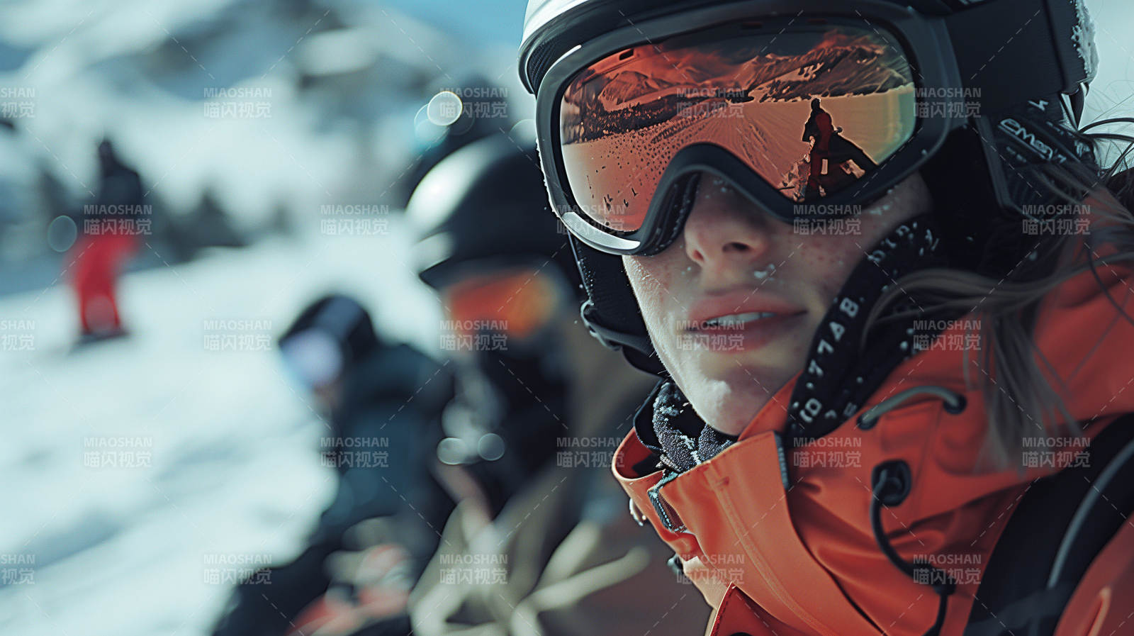 雪山滑雪者特写图片