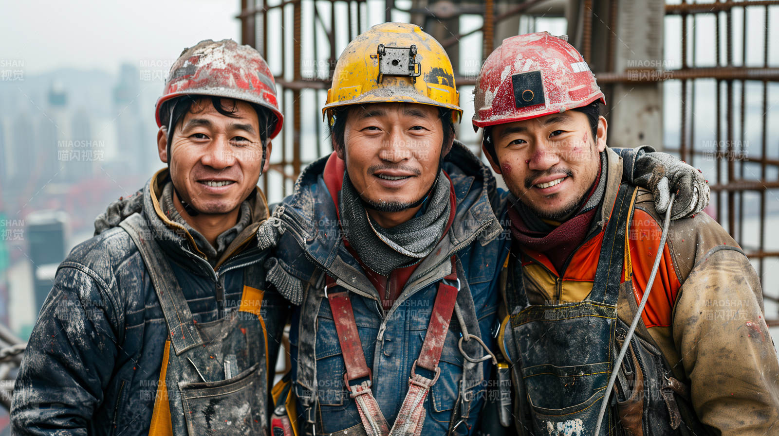 建筑工人微笑合影图片