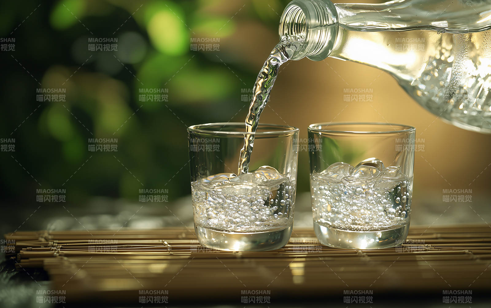 清泉入杯 冰爽一夏图片