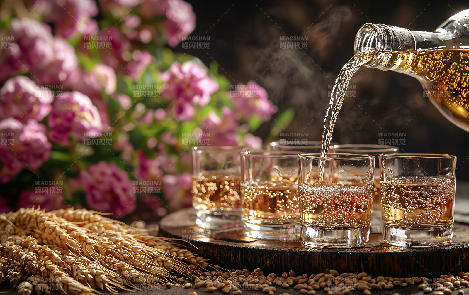 金酒入杯 花香四溢图片