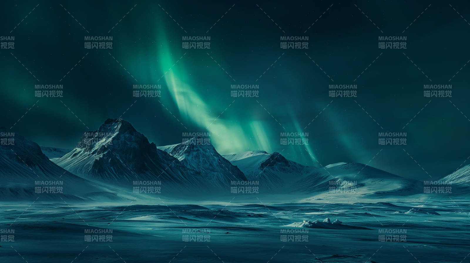 极光映雪峰图片