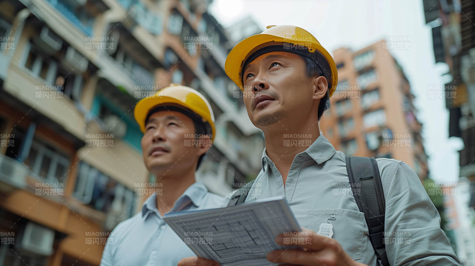 建筑工人查看图纸图片