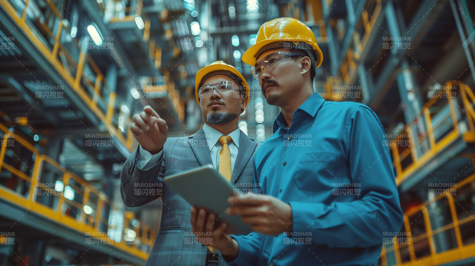 工厂里的工程师讨论图片