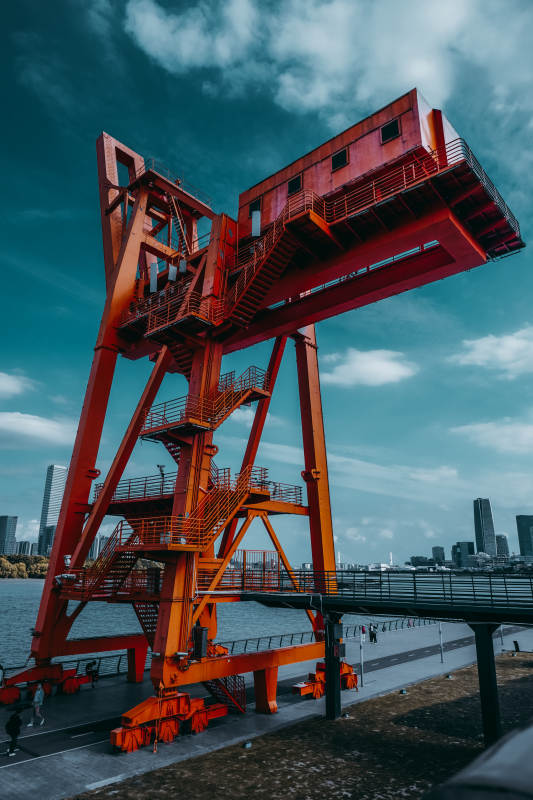 红色巨塔临水矗立图片