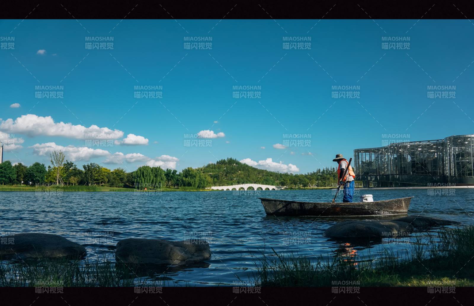 湖上泛舟 晴空万里图片