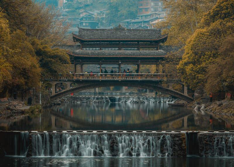 古桥秋水映山色图片